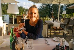 Kulinarikwochen in Scheffau Wilder Kaiser Jaegerwirt Bianca auf Terrasse-2